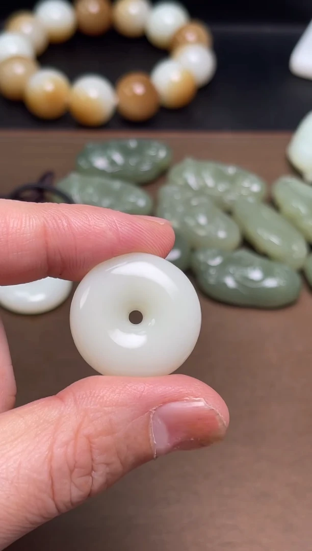 颈饰未镶嵌和田玉桃**意16