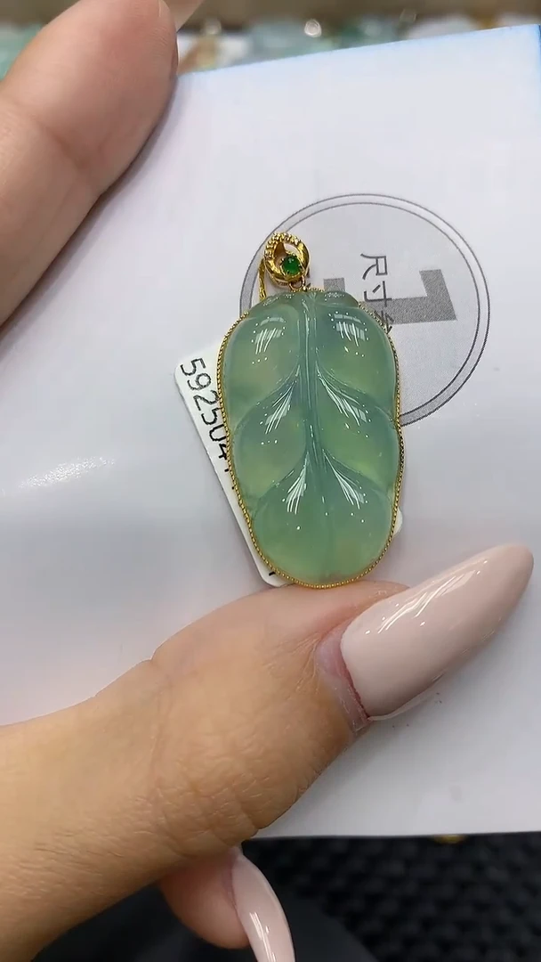 颈饰18K金镶嵌翡翠111111111111