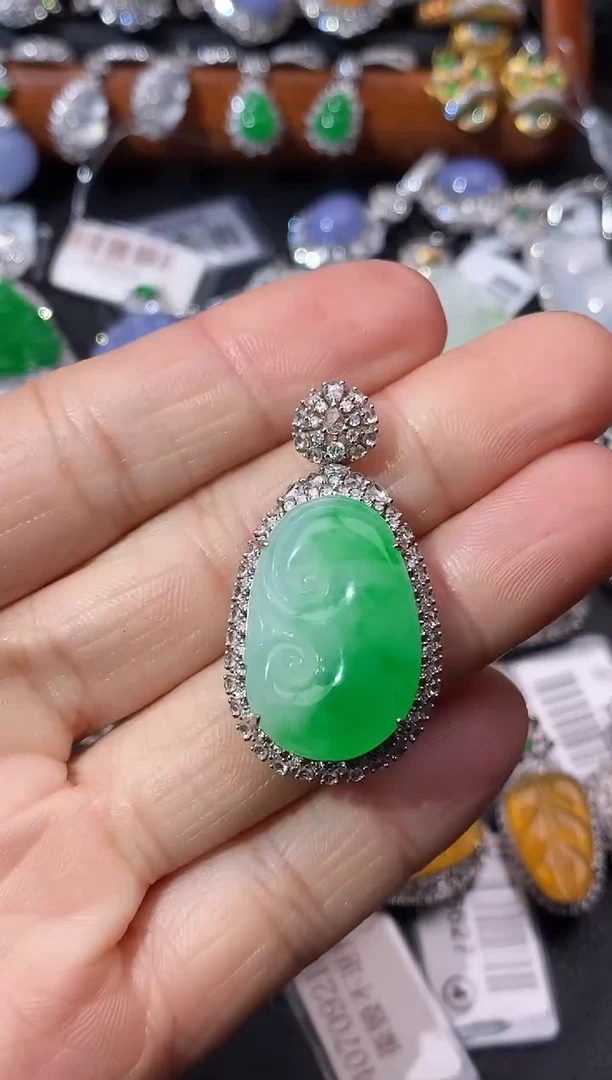 【闪购商品】翡翠吊坠(不含链)18K金镶嵌吊坠