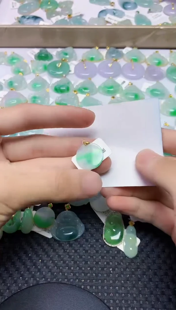 翡翠18K金镶嵌颈饰645645646464