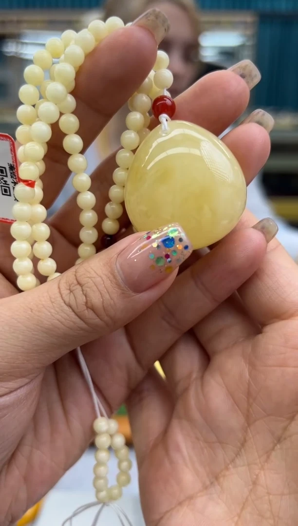 未镶嵌颈饰琥珀133秒拍号