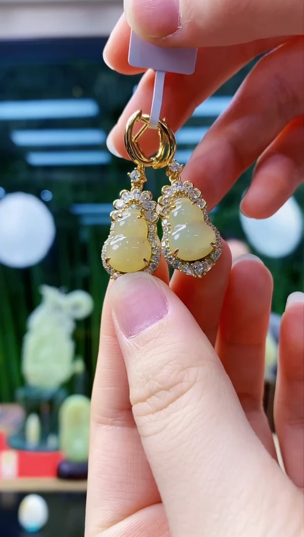 银S925镶嵌和田玉挂件闪购甘黄葫芦耳坠(有裂，不退不换）