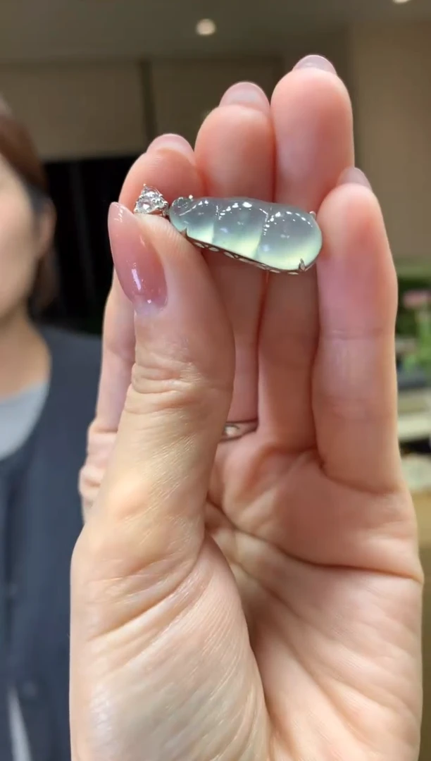 颈饰18K金镶嵌翡翠|不退不换