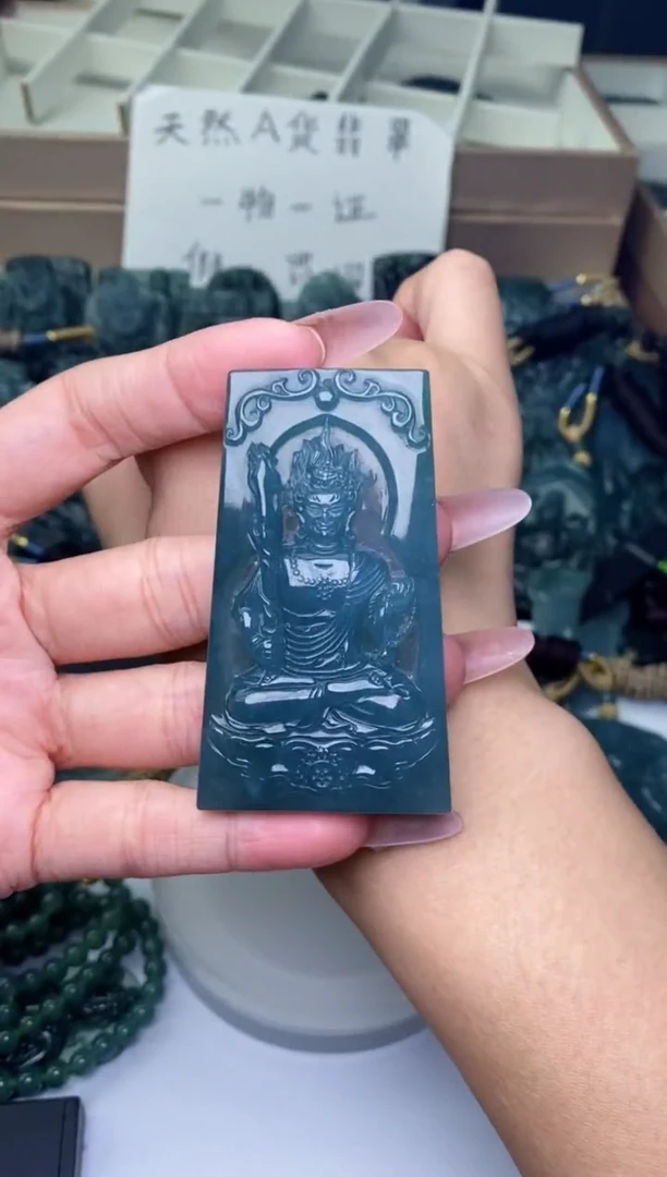 颈饰未镶嵌翡翠