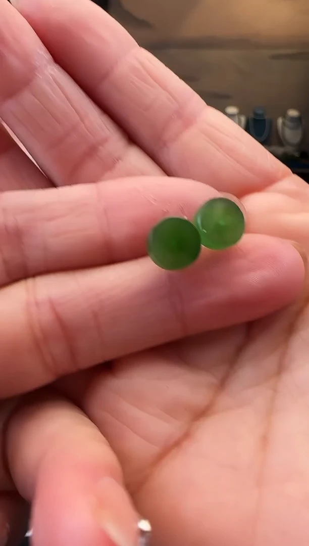 18K金镶嵌和田玉耳饰圆牌