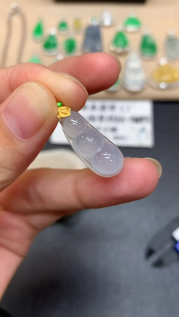 颈饰18K金镶嵌翡翠福豆【无服务费
