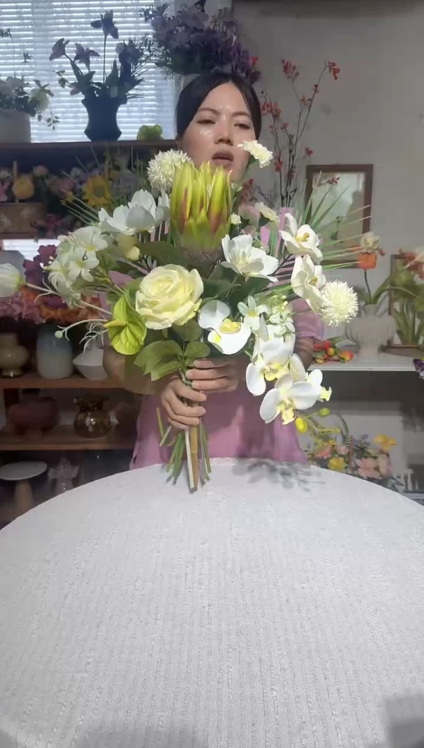 37  白绿色系手感蝴蝶兰帝王花玫瑰混搭花束，清仓尾货福利
