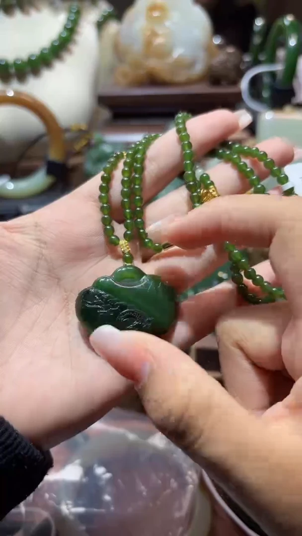 颈饰未镶嵌和田玉（碧玉）1