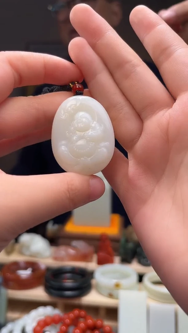 颈饰未镶嵌和田玉吊坠