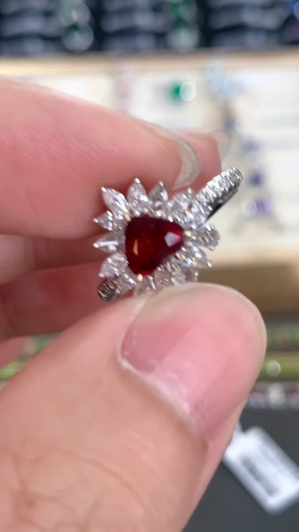 18K金镶嵌戒指红宝石·