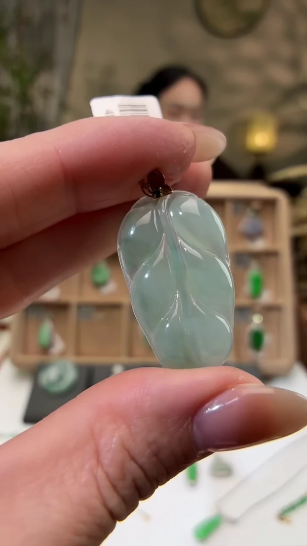 颈饰18K金镶嵌翡翠叶子