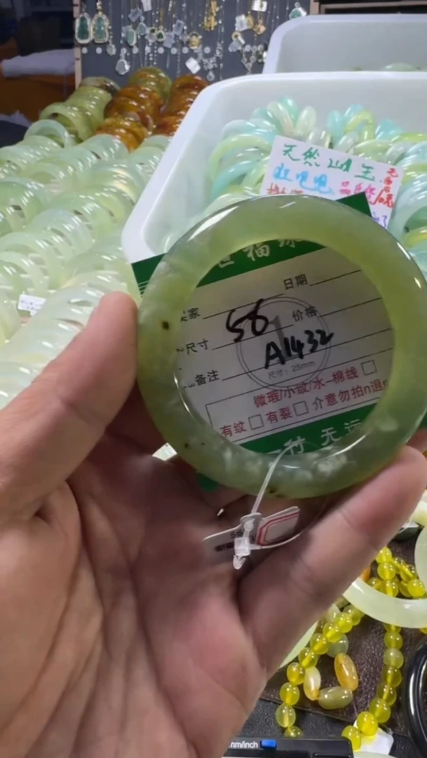 未镶嵌蛇纹石玉手镯1