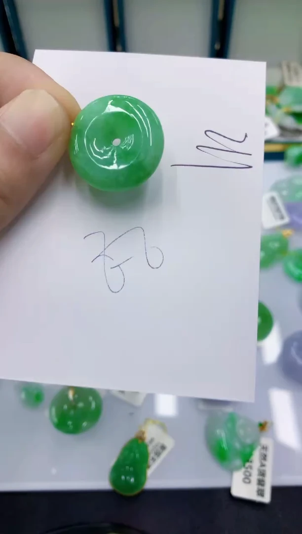 翡翠18K金镶嵌颈饰翡翠
