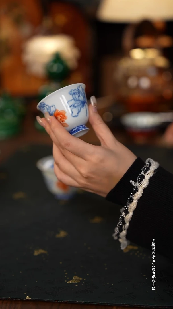 青樵轩矾红斗彩杯