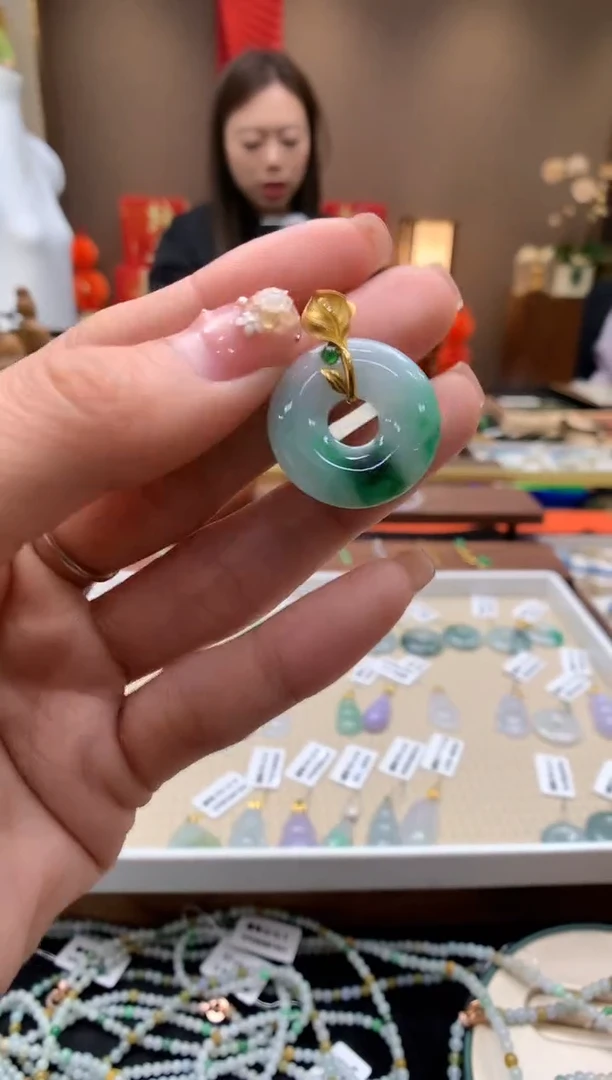 【闪购商品】翡翠颈饰18K金镶嵌甜甜圈