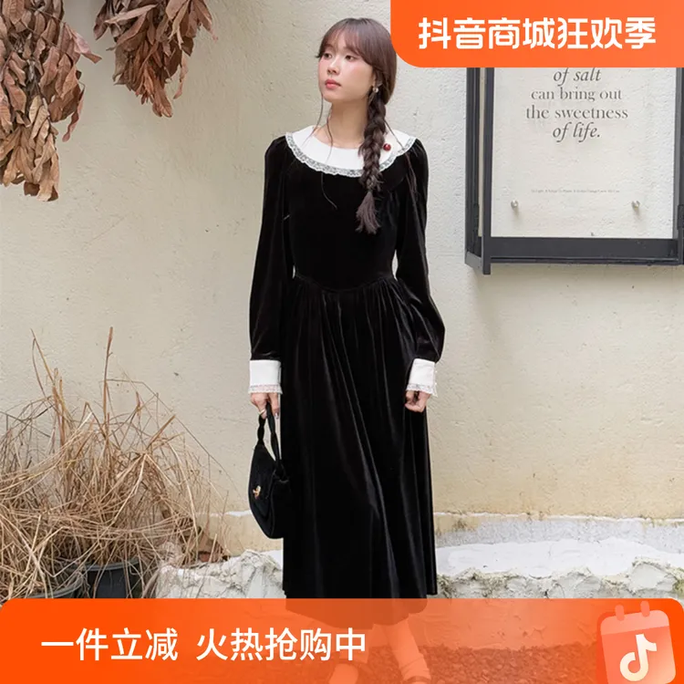 法式复古蕾丝边娃娃领连衣裙冬季流行时尚赫本风黑色中长款丝绒裙