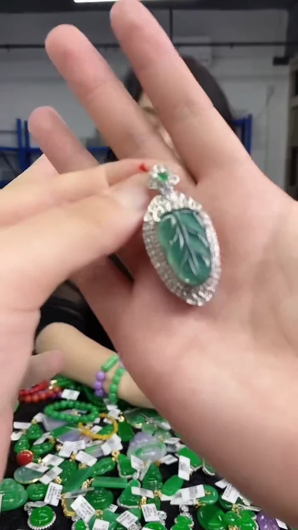 颈饰未镶嵌翡翠多样性发其一颜色微差