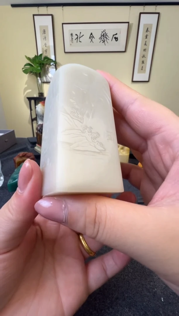 寿山石李*彤猪油白芙蓉薄意雕
