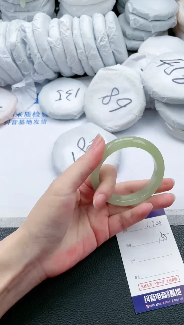 【闪购商品】石英质玉手镯未镶嵌L745