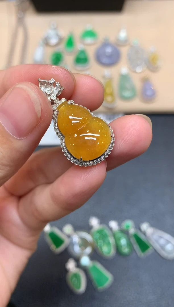 颈饰18K金镶嵌翡翠葫芦【无服务费