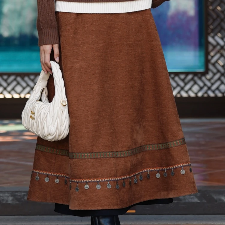 两三事秋绪摇光2025冬季新款民族风圆牌织带装饰雪尼尔a字半身裙