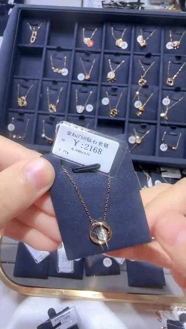 颈饰18K金镶嵌钻石小*兽1799