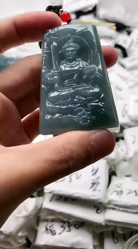 翡翠未镶嵌颈饰不动