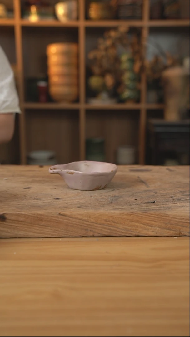 粉棕色系列的带把手的蘸料碟