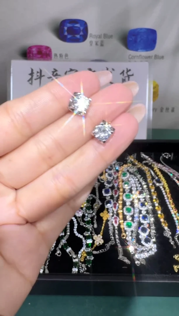 18K金镶嵌耳饰钻石0