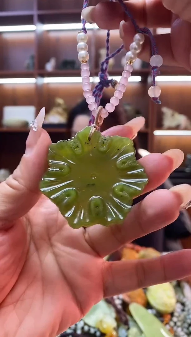 未镶嵌蛇纹石玉吊坠