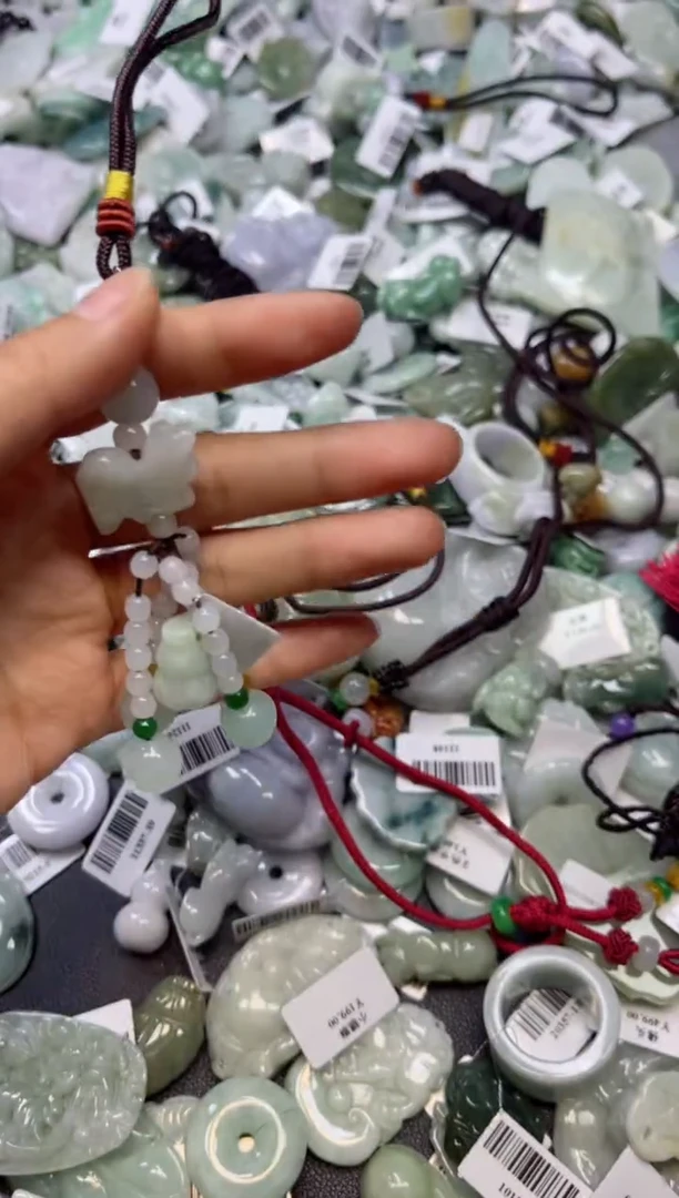 【闪购商品】翡翠颈饰未镶嵌00006893