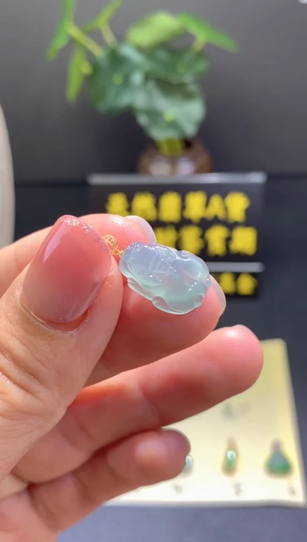 翡翠18K金镶嵌颈饰翡翠吊坠