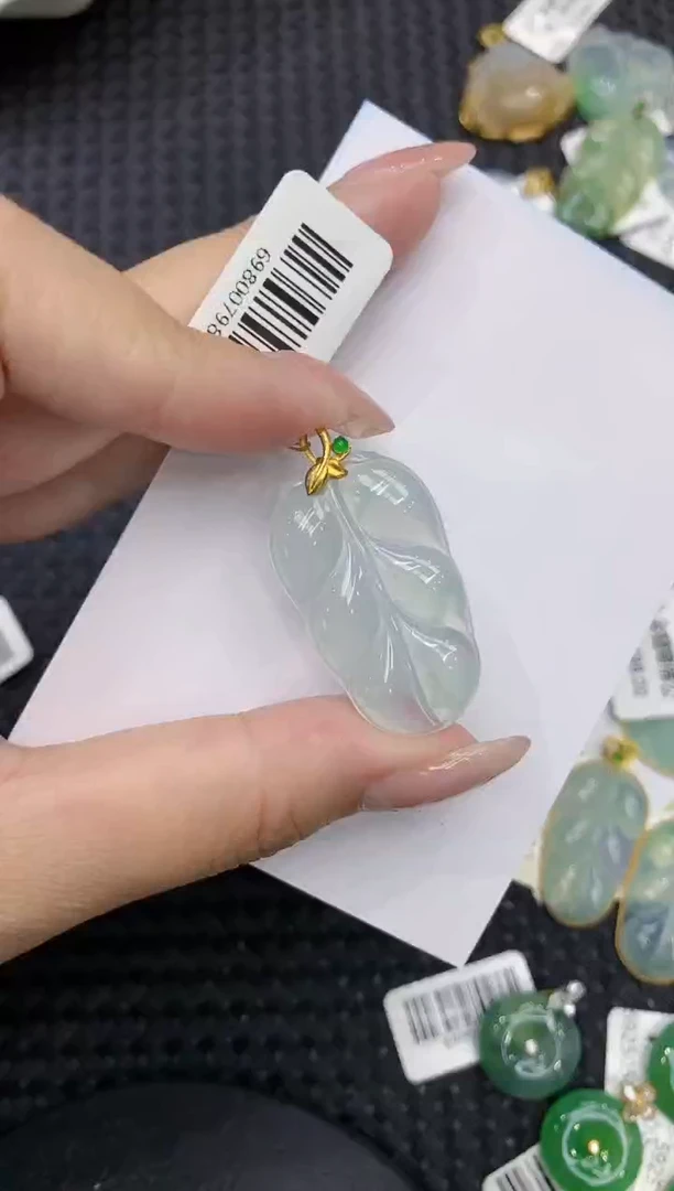 翡翠18K金镶嵌颈饰111111111