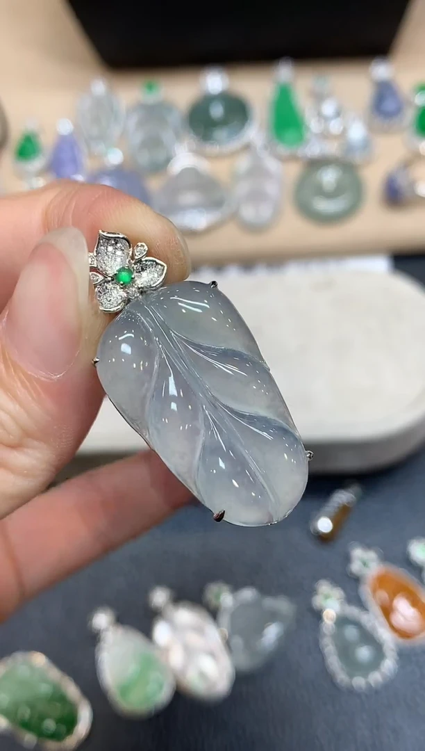 颈饰18K金镶嵌翡翠树叶【无服务费