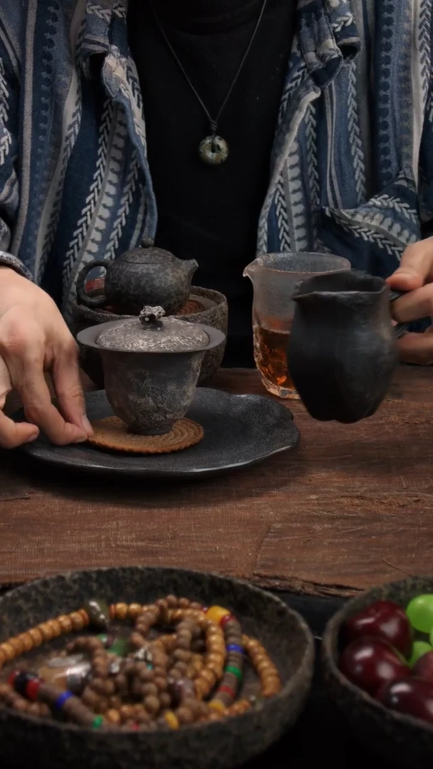 一个壶承一个盖碗一个公道杯