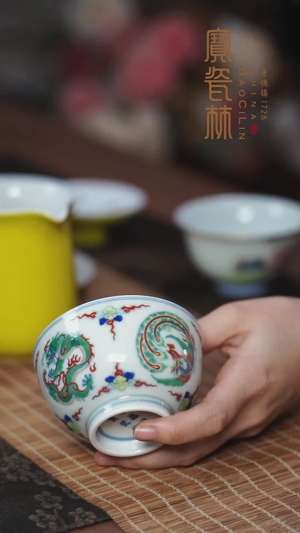 两*斗彩团龙凤纹杯