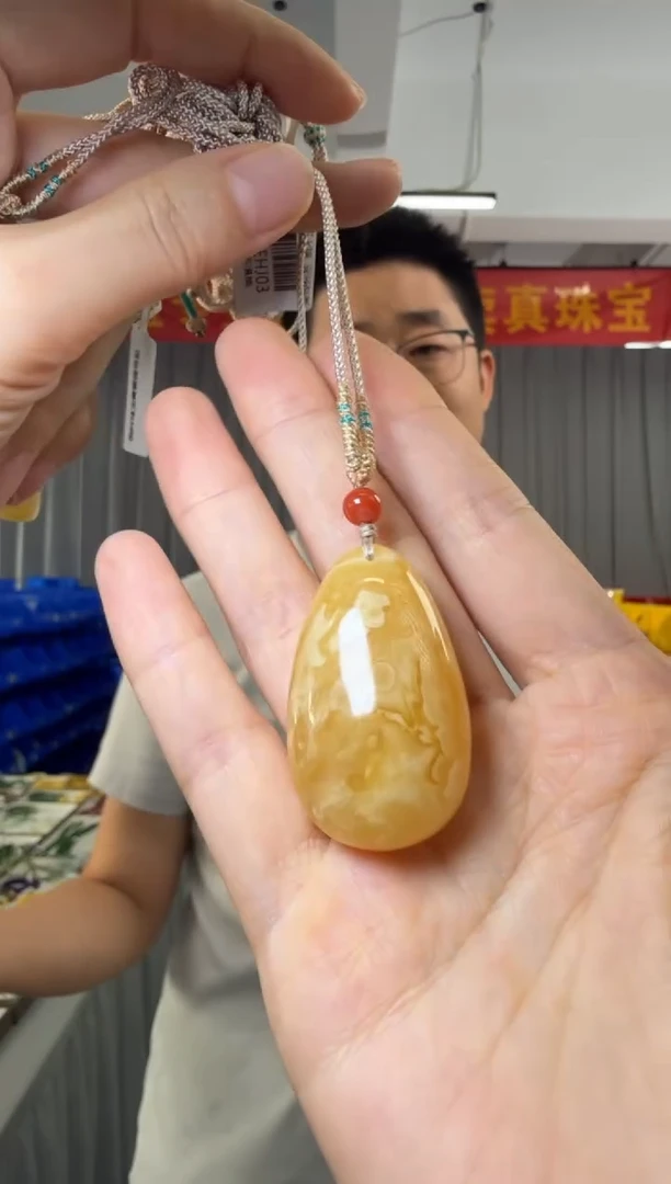 未镶嵌吊坠(不含链)琥珀俄料鸡油黄蜜蜡吊坠约10g