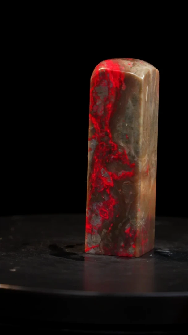 昌化石牛角冻鸡血石