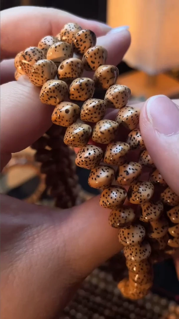 吊坠星月菩提精工级粉皮浅珀9*7飞碟长串（B）