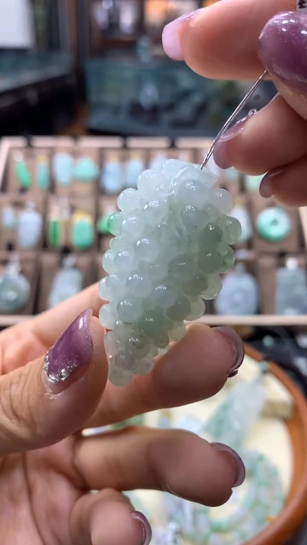 翡翠未镶嵌颈饰葡萄