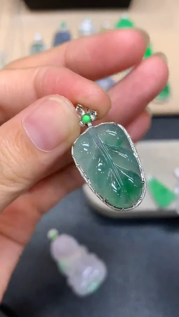 颈饰18K金镶嵌翡翠树叶【无服务费