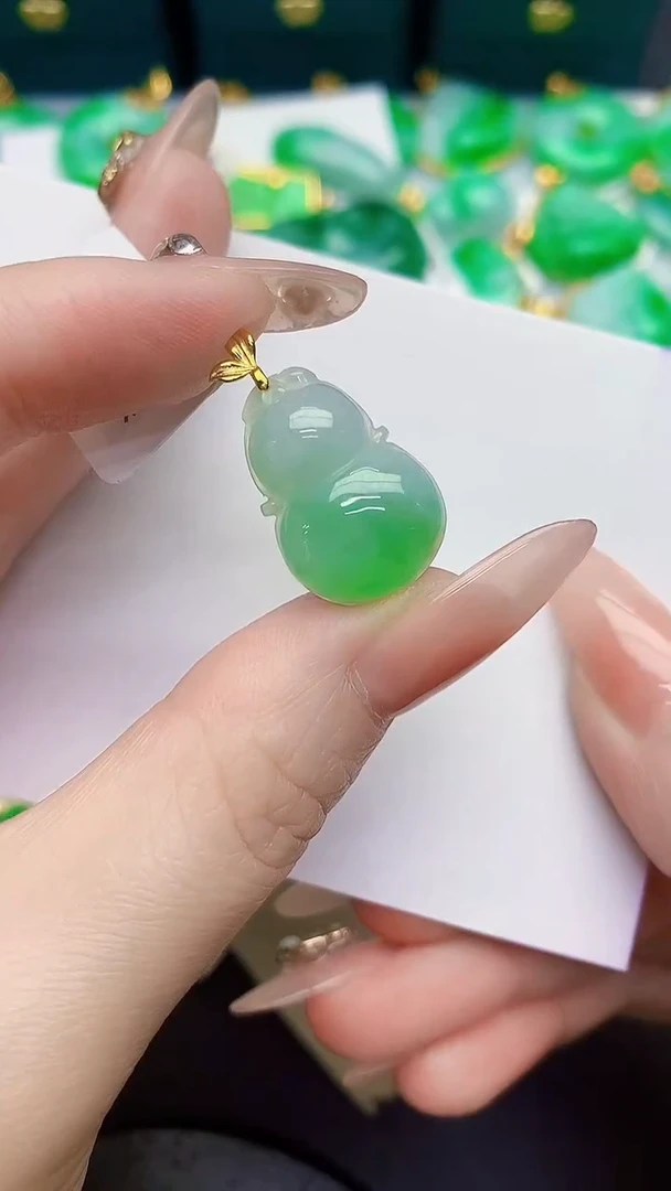 颈饰18K金镶嵌翡翠缅甸天然翡翠A货