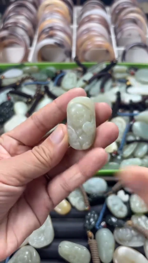 颈饰未镶嵌和田玉(多样性发一件)没有证书有瑕