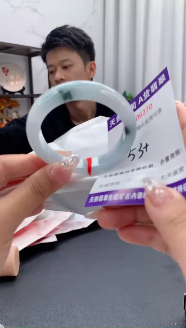未镶嵌手镯翡翠有纹，完美者勿拍