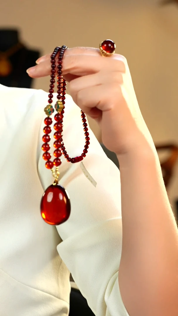 琥珀颈饰未镶嵌血珀水滴吊坠