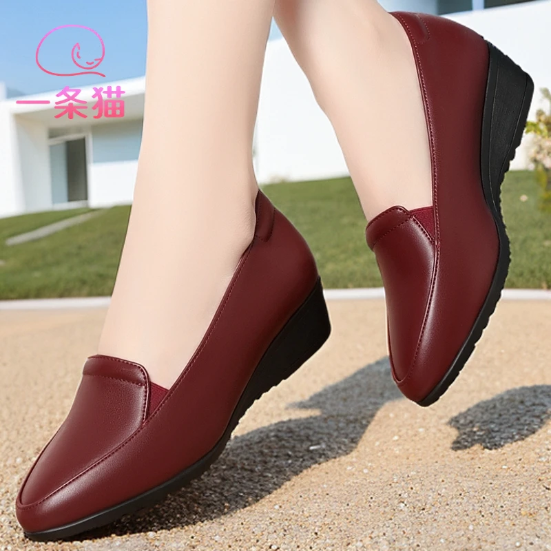 中年妈妈软皮坡跟舒适软底春秋女士跳舞鞋中老年皮鞋简约舒适单鞋