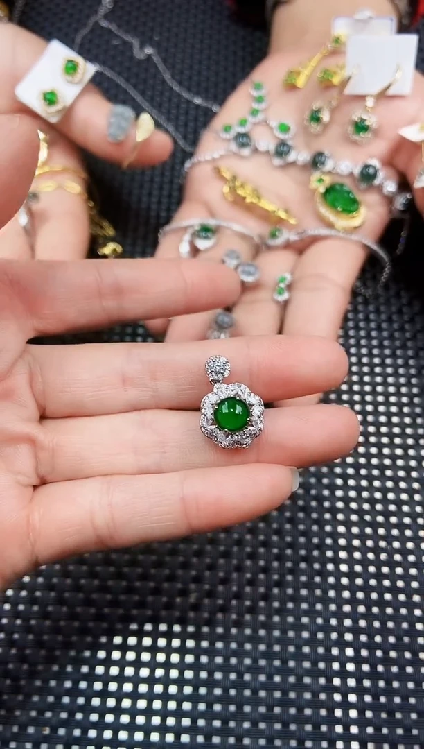 【闪购商品】翡翠颈饰未镶嵌11111111