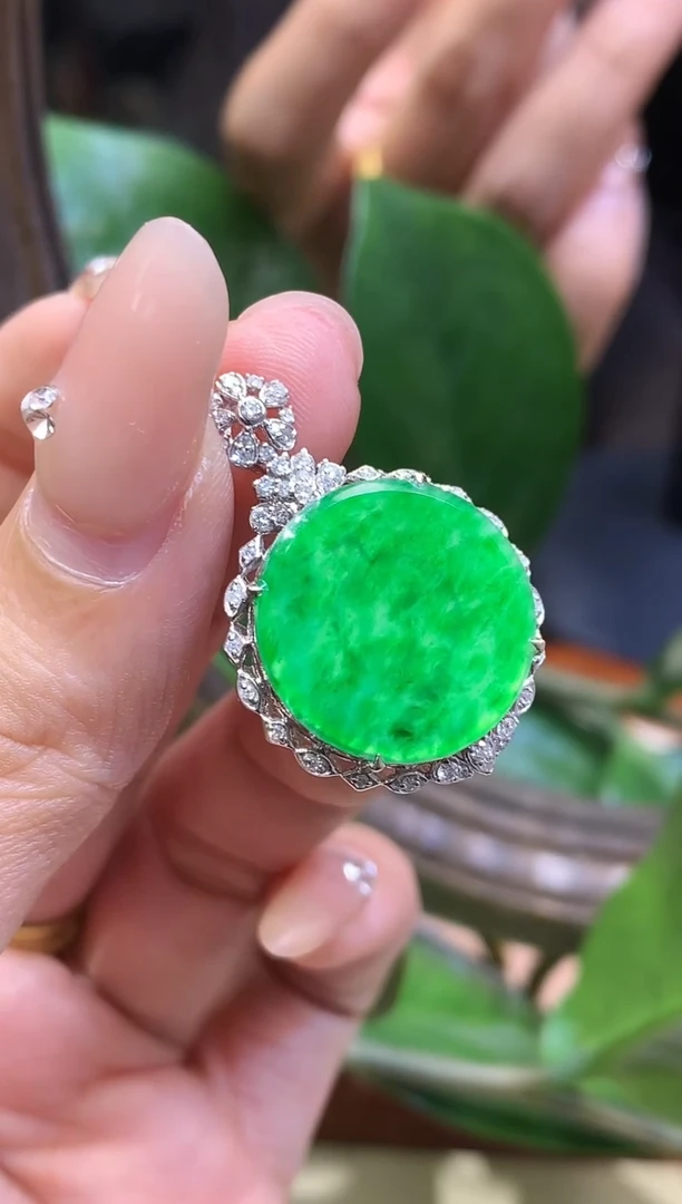 18K金镶嵌挂件翡翠无事牌