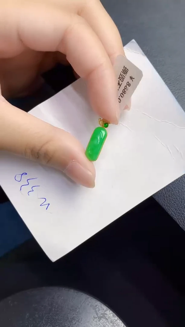 翡翠18K金镶嵌颈饰天然缅甸a货翡翠