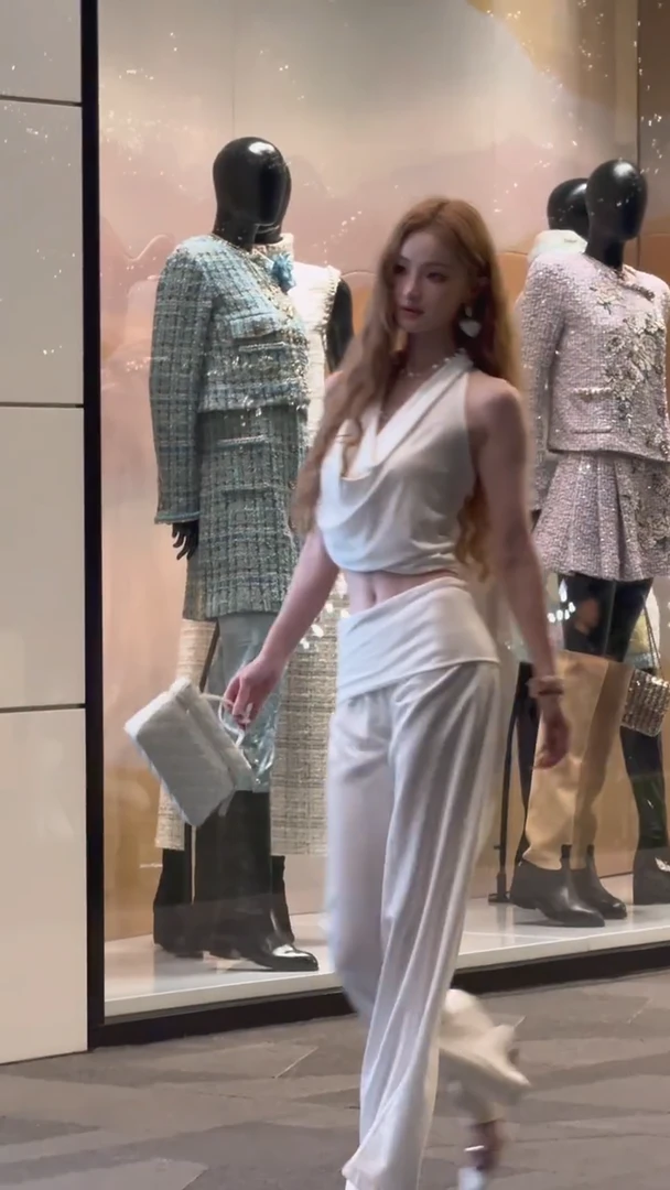 挂脖荡领露背无袖上衣女2025夏季松弛感高级气质阔腿休闲裤两件套